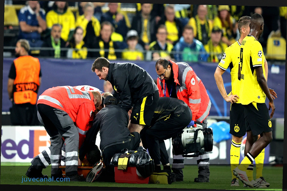 Verletzungsschock beim BVB: Konstantinos Karetsas muss mit der Trage vom Feld